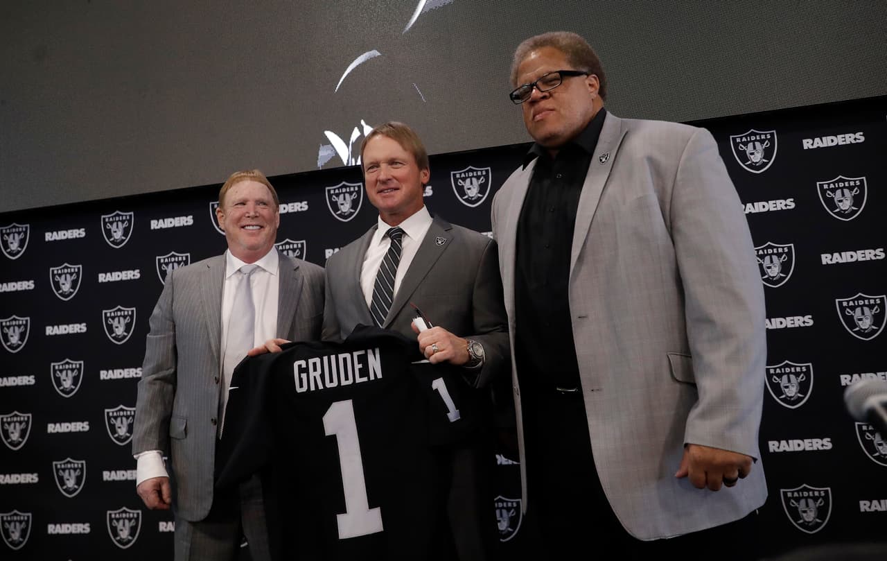 Jon Gruden durante su presenteación como nuevo head coach de los Oakland Raiders.
