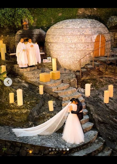 Algunos de los famosos también compartieron momentos íntimos de la ceremonia cuando Maite Perroni y Andrés Tovar se juraron amor. 
<br>