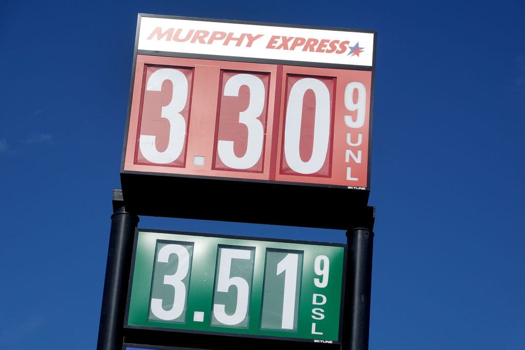 Este lunes el precio promedio del combustible en Florida es de $3,35 por galón, justo en la semana del Día de Acción de Gracias, temporada donde se estima que los precios han subido un 20% en comparación con el año pasado.
<br>