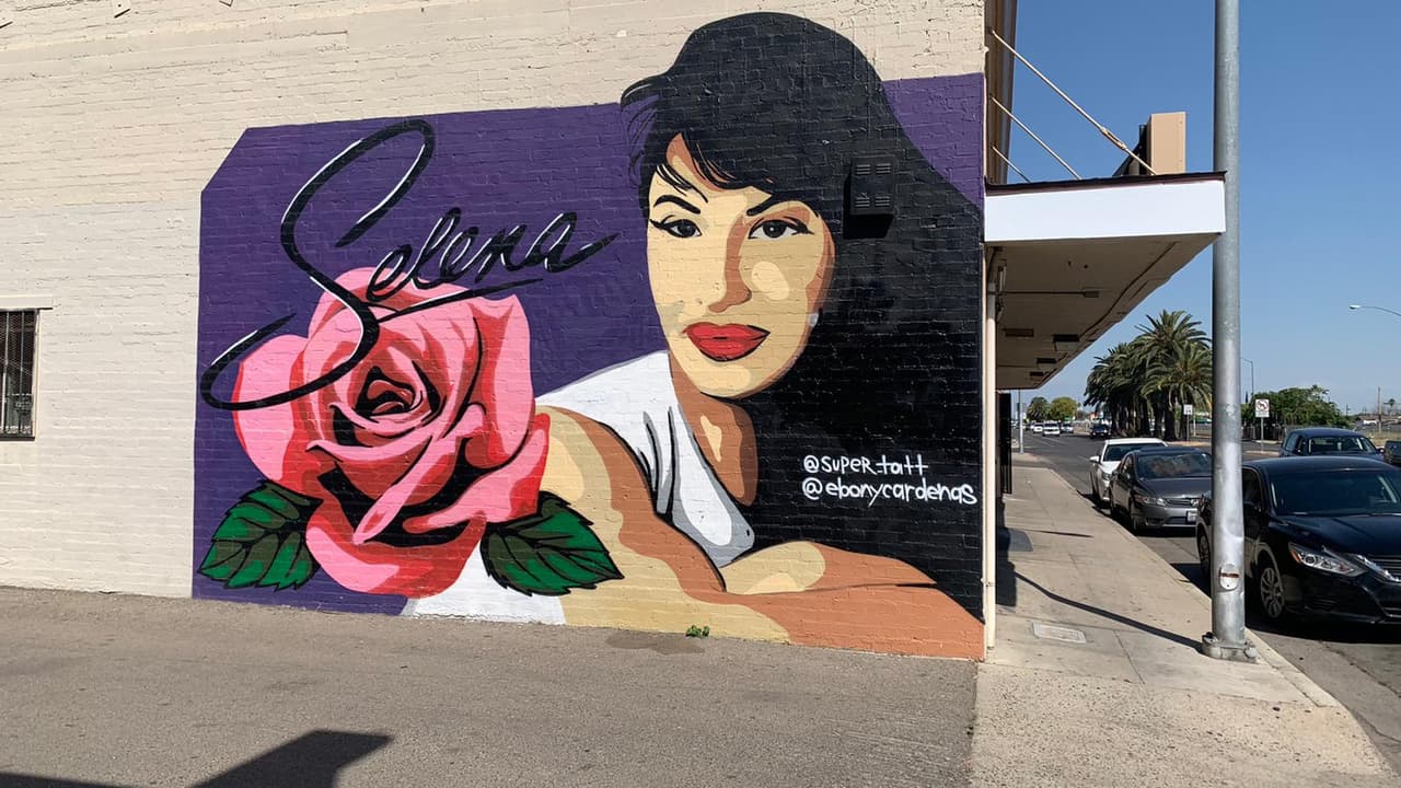 Este mural se encuentra en 
<b><a href="https://www.google.com/maps/place/3627+Ventura+Ave,+Fresno,+CA+93702/@36.7362336,-119.7658659,17z/data=!3m1!4b1!4m5!3m4!1s0x80945e47090c4239:0x57a65b1312af18d4!8m2!3d36.7362293!4d-119.7636719" target="_blank">Fresno</a> entre la calle Orange y la avenida Ventura.</b> Esta firmado por @super_tatt y @ebonycardenas.