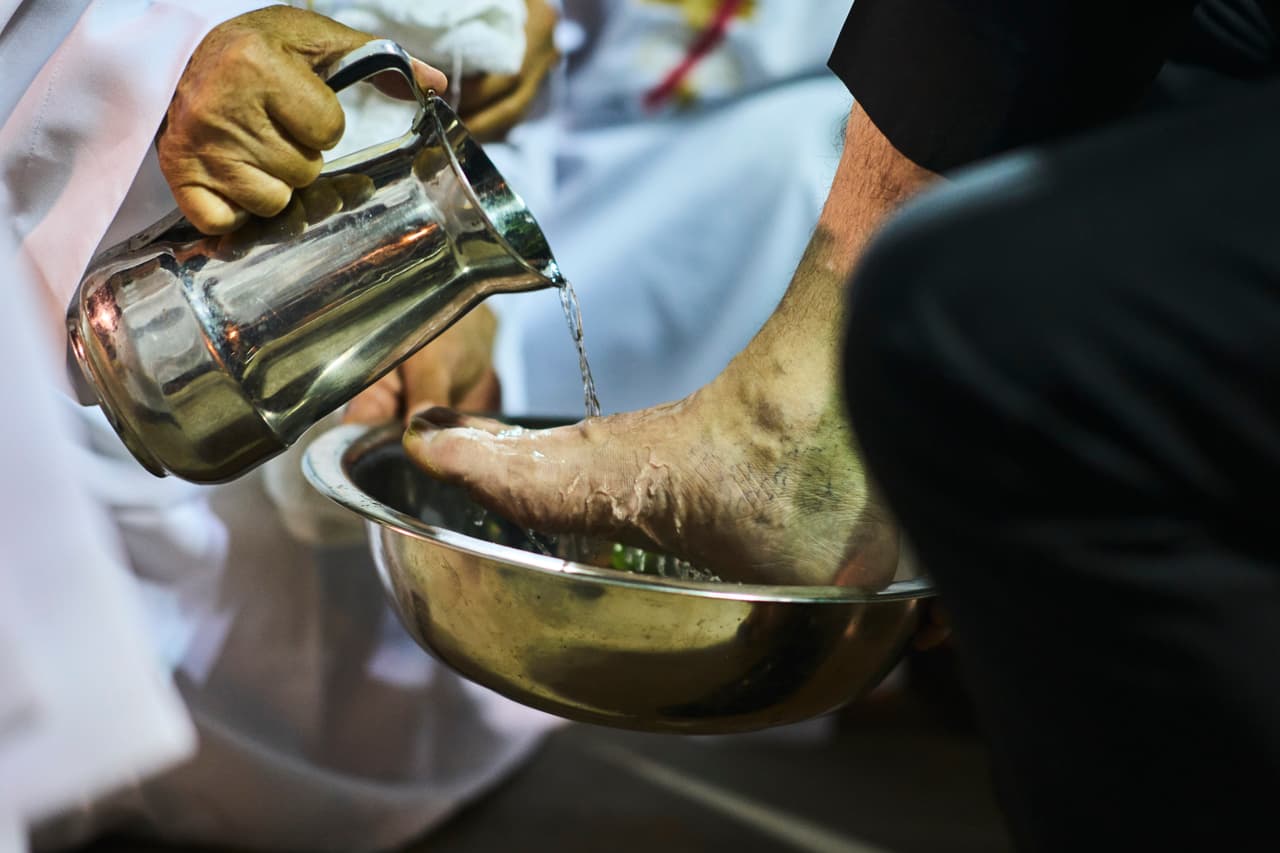 Un sacerdote lava el pie de una feligresa durante una misa de Semana Santa en Luque, Paraguay, el jueves 17 de abril de 2025.
<br>
<br>Además, organismos ecuménicos como el Consejo Mundial de Iglesias han planteado alternativas técnicas para resolver el dilema, proponiendo cálculos basados en astronomía moderna, aplicados según la hora de Jerusalén, lo que evitaría que una tradición tuviera que ceder ante la otra.
<br>