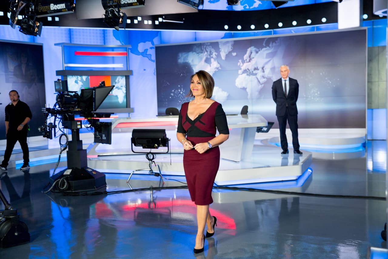 Después de 36 años presentando el noticiero más visto entre la comunidad hispana, la comunicadora
<b>María Elena Salinas</b> condujo en diciembre
<b><a href="https://www.univision.com/noticias/hispanos/en-fotos-asi-fue-el-ultimo-dia-de-maria-elena-salinas-en-univision-fotos">su último informativo en Univision</a></b>. De origen mexicano y nacida en Los Ángeles, ha marcado un hito en la televisión en Estados Unidos y quiere ahora, con 63 años, emprender nuevos proyectos como periodista independiente. Presente durante décadas en hogares de todo el país, Salinas dijo: "Como yo siempre le digo a los jóvenes, luchen por sus sueños, no se den por vencidos. Ahora me toca a mí practicar lo que predico. Hacer cosas que hace muchos años he soñado con hacer". La periodista colombiana
<b> Ilia Calderón</b> la relevó, siendo la
<b>primera periodista latina afrodescendiente</b> en tomar las riendas de un noticiero de máxima audiencia en Estados Unidos. Además en 2017, Calderón también protagonizó
<b><a href="https://www.univision.com/shows/aqui-y-ahora/mirando-a-los-ojos-del-odio-asi-comenzo-la-entrevista-de-ilia-calderon-con-un-lider-del-kkk-parte-1-video">una tensa entrevista con un líder del grupo supremacista blanco KKK</a></b>.