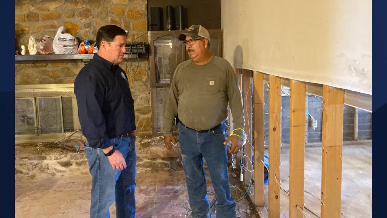“El daño a esta comunidad es desgarrador. Mis pensamientos y oraciones están con todos los residentes de Gila Bend. Haremos todo lo posible para ayudarlo a recuperarse”,
<a href="https://twitter.com/dougducey/status/1428791006611214336/photo/2" target="_blank">publicó el gobernador Ducey en Twitter. </a>
<br>