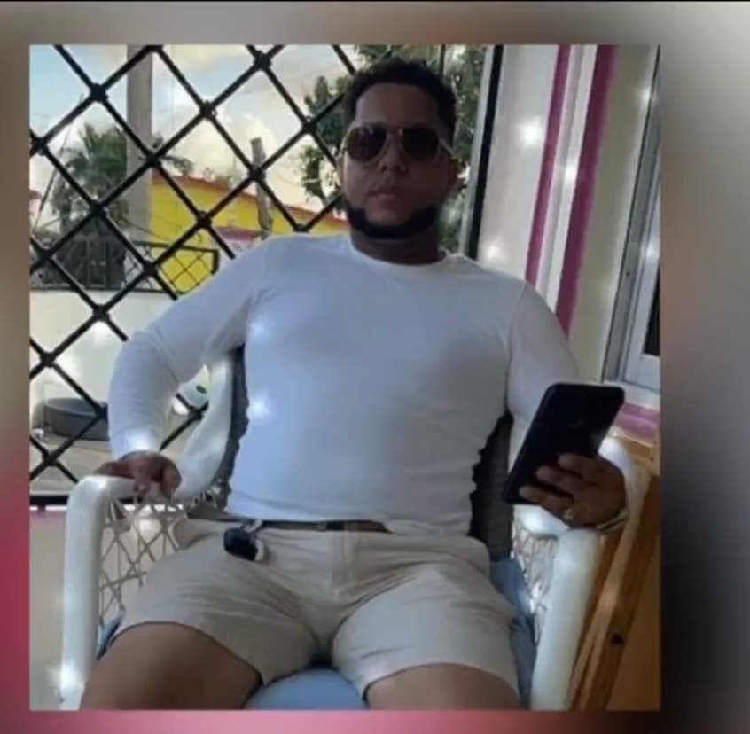 Recién llegada de España, donde reside, de los Santos se propuso pasar unos días de vacaciones en la entidad de Higüey, República Dominicana, 
<b>donde se encontró con su expareja, quien le pidió tiempo para charlar con ella. </b>
<br>