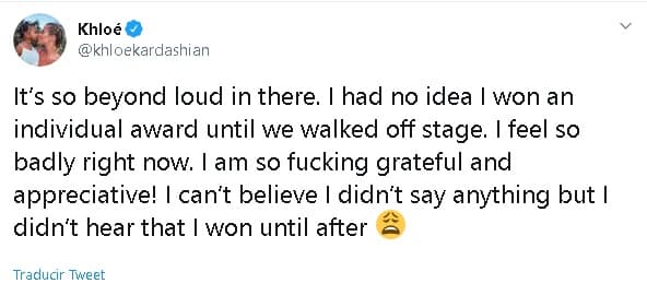 "Estaba tan ruidoso allí dentro. 
<b>No tenía idea </b>de que gané un premio individual hasta que salimos del escenario", respondió Khloé a un seguidor que la cuestionó 
<b><a href="https://twitter.com/khloekardashian/status/1193740240340451329" target="_blank">en Twitter</a></b>. "Me siento tan mal en este momento. ¡Estoy tan jodidamente agradecida y agradecida! No puedo creer que no dije nada, pero no escuché que gané hasta después".
<br>