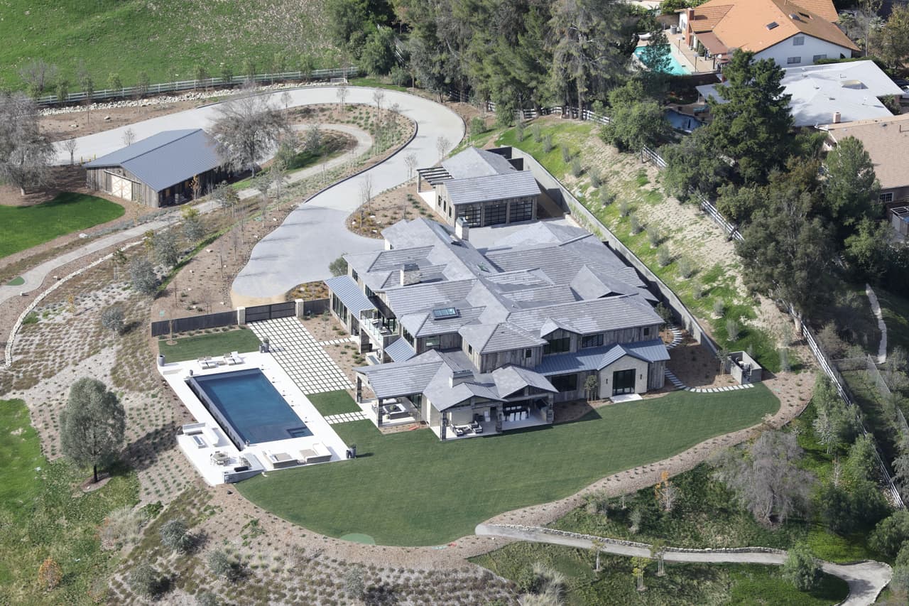 Las fotos aéreas también revelan que Kylie tiene muchos lugares para relajarse junto a su novio Travis Scott y la hija de ambos.
<br>