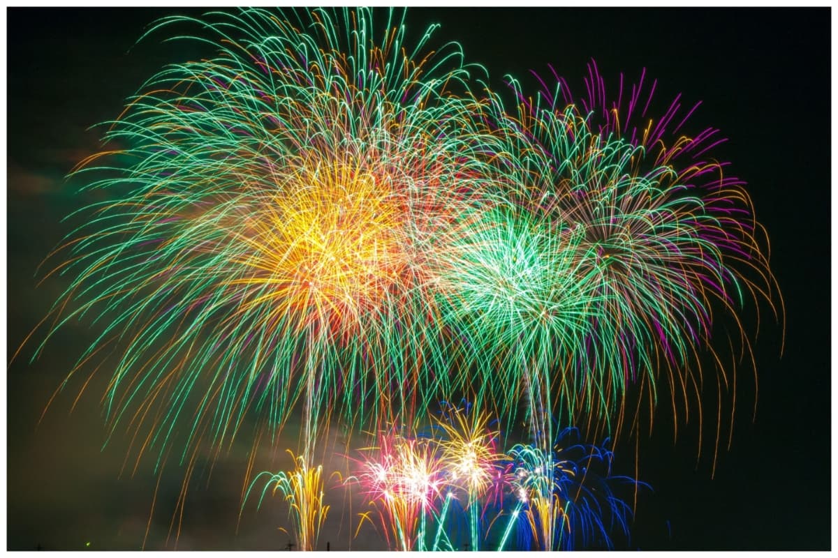 <b>Hoteles y Terrazas alrededor del río Chicago</b>
<br>📆31 de diciembre de 2023.
<br>📍Hyatt Regency Chicago o el Sheraton Grand Chicago.
<br>✅Fiesta privada con reservación.
<br>📲Desde estos hoteles se podrán apreciar los fuegos artificiales para recibir al 2024.