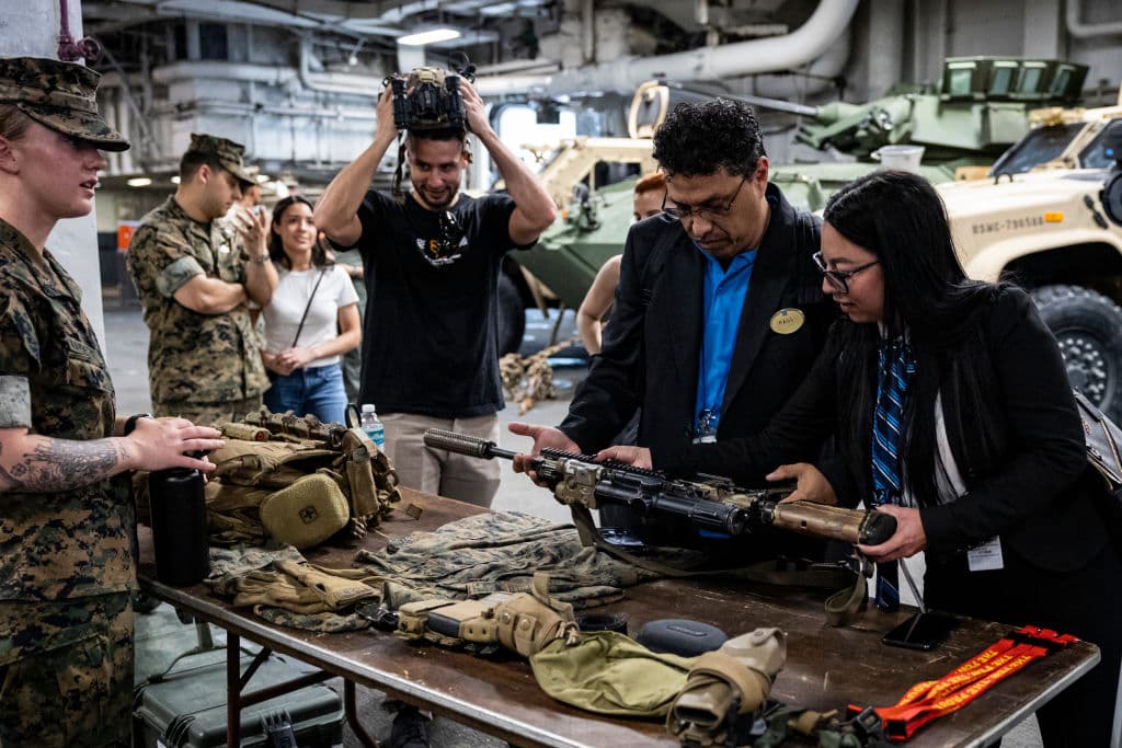 Los boletos para los recorridos se solicitan, con anticipación, 
<b><a href="https://www.facebook.com/FleetWeekMiami" target="_blank">en la página de Facebook Fleet Week Miami</a></b>. Además del USS Bataan, las personas interesadas pueden subir al 
<b>USS Normandy</b>, al 
<b>USS Leyte Gulf</b> o al 
<b>USCGS Seneca</b>.