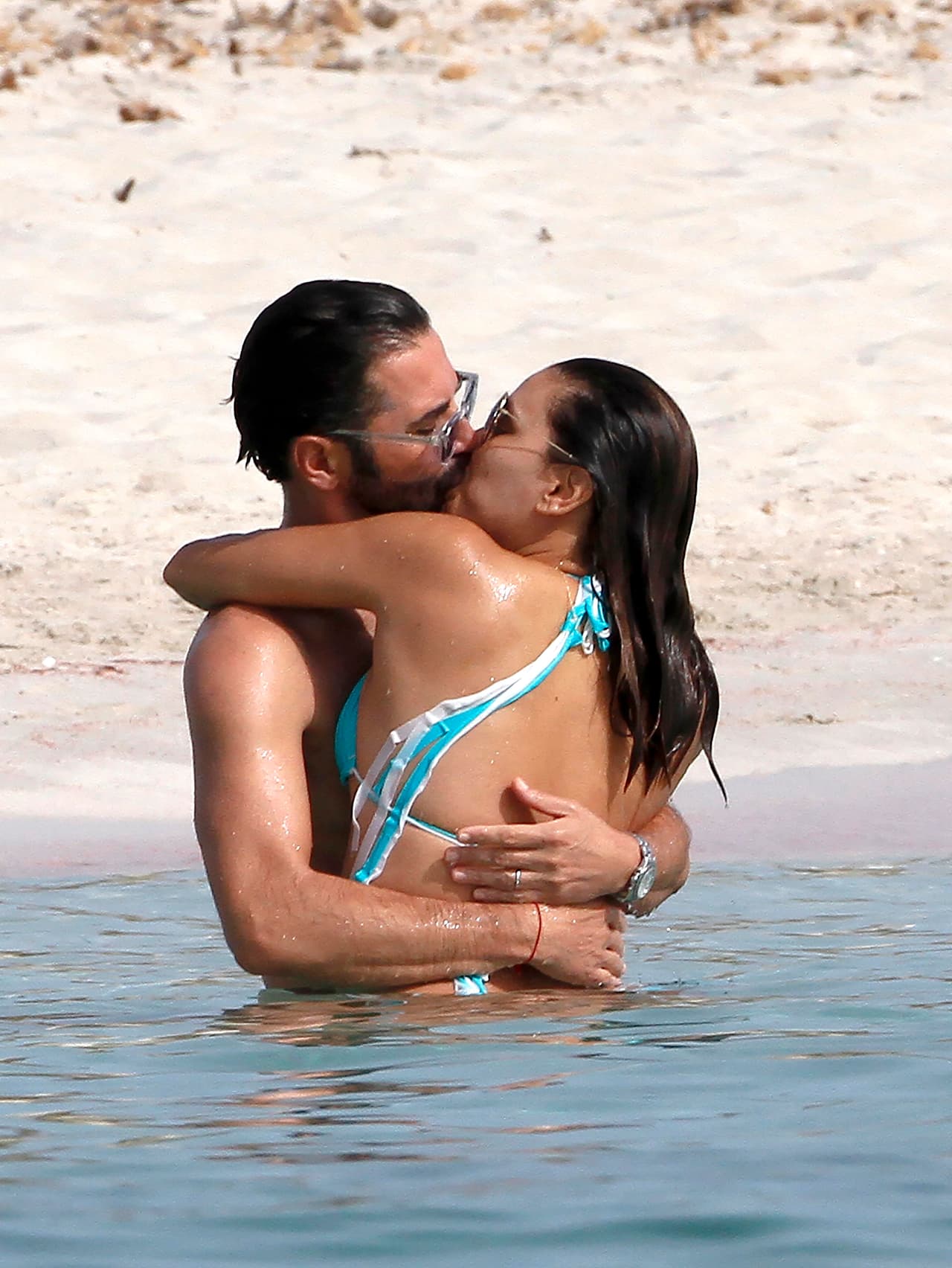 Los recién casados se dieron románticos besitos.