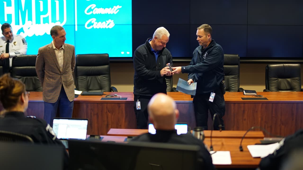 El Departamento de Policía de Charlotte-Mecklenburg (CMPD), entregó reconocimientos a los 10 mejores empleados del mes de marzo.