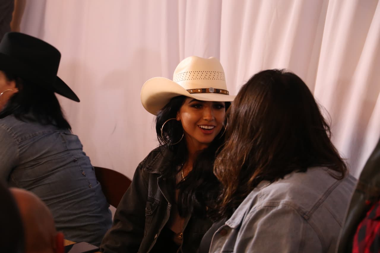 Una que sorprendió con su asistencia y atuendo fue la cantante 
<b>Becky G</b>, quien usó un sombredo al estilo 'cow-girl'.
