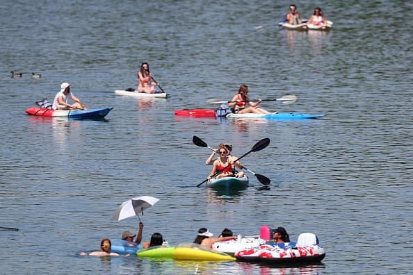 <b>Muchas cianobacterias son tóxicas para los humanos y otros animales</b> 
<br>Los casos extremos incluyen insuficiencia hepática, convulsiones, paro respiratorio y muerte. En 1996, 52 personas murieron en Caurura, Brasil, porque una máquina de diálisis usaba agua de un área contaminada con altas cantidades de cianobacterias.