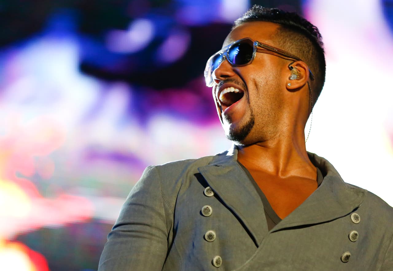 Y cuando se emociona de más, el 'Rey de la Bachata' no se contiene ni tantito.