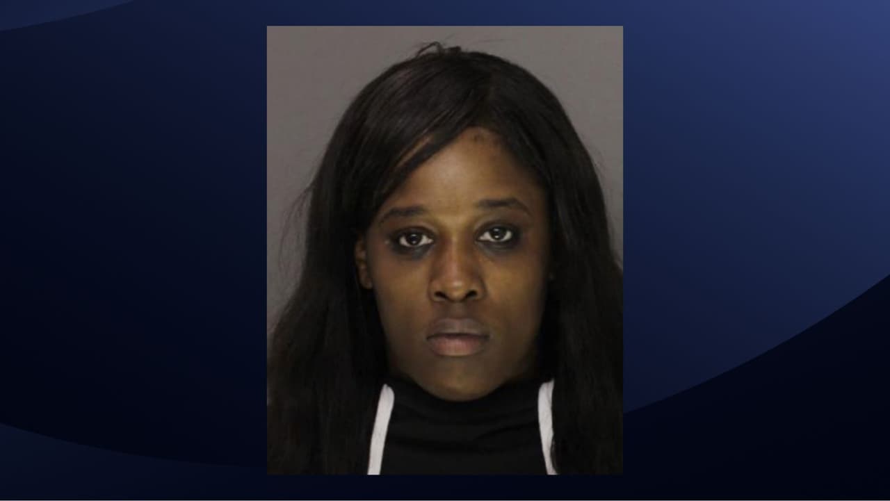 Madre arrestada después de que su hijo de 6 años llevara un arma a la escuela