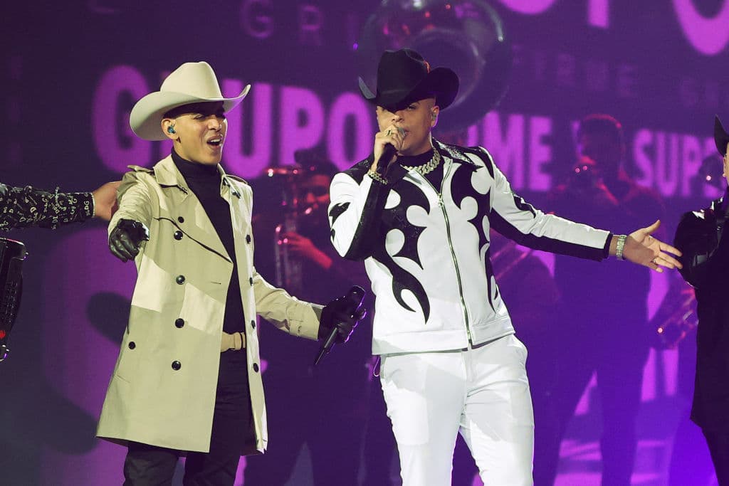 Curiosamente, a la mitad del reto ofreció una entrevista para ‘Los del medio’, así que el cantante aprovechó para poner al tanto a sus seguidores de cómo se sentía al respecto, ya que para entonces logró bajar 9 kilos (19.85 lb) en 16 días.