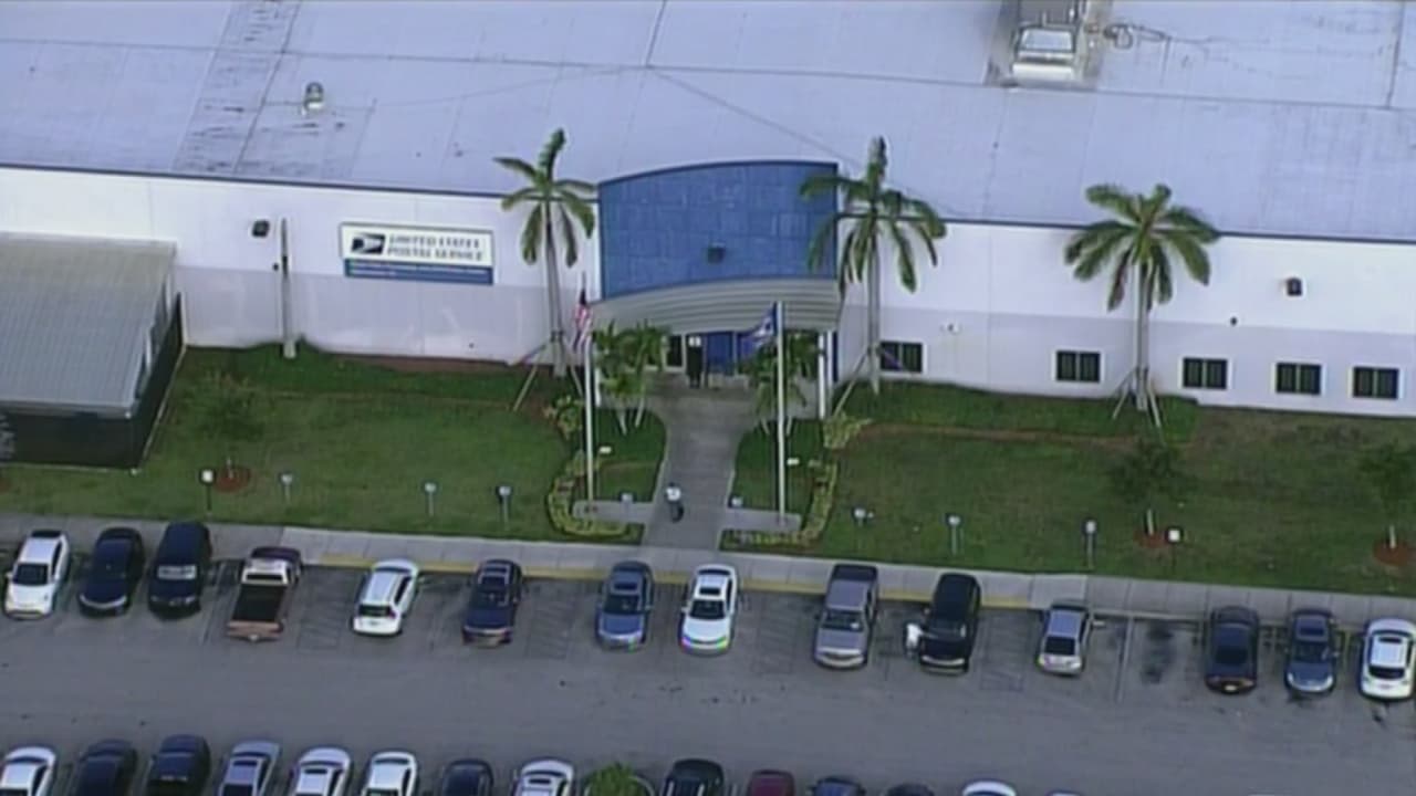 El FBI investiga una oficina postal de Florida de donde salieron varios paquetes explosivos enviados a demócratas y CNN