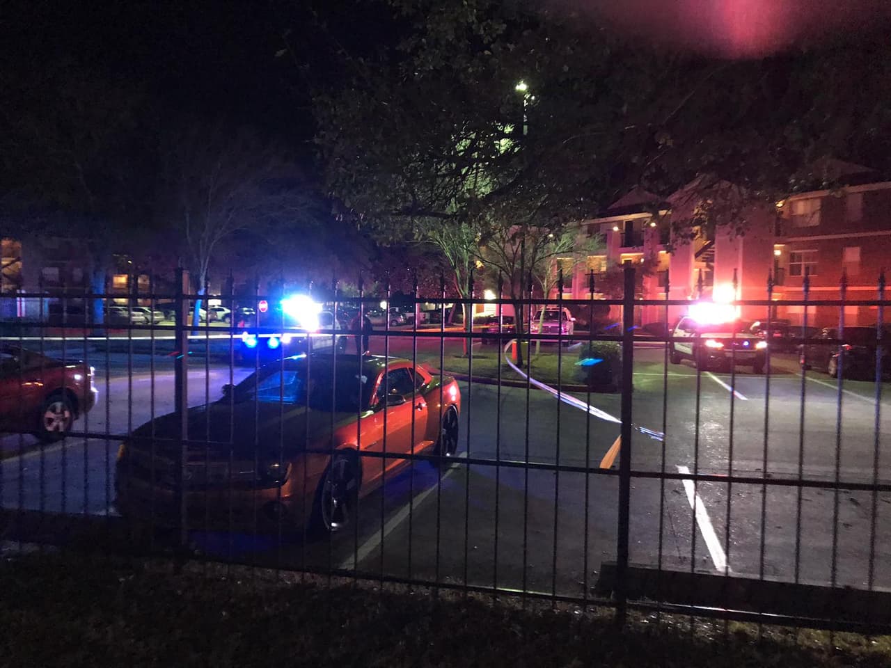 En el
<b> primer ataque mortal </b>reportado el fin de semana, 
<b>un hombre murió por múltiples heridas de bala</b>, el pasado viernes. Alrededor de las 7:30 p.m., en la cuadra 7000 de S. Merrill, el 23 de julio de 2021, la víctima estaba cerca de la acera cuando 
<b>escuchó disparos y sintió dolor</b>. Fue trasladado al 
<b><a href="https://www.uchicagomedicine.org/" target="_blank">Hospital de la Universidad de Chicago</a></b>, 
<b>donde fue declarado como fallecido</b>. No hay delincuentes bajo custodia y los detectives del área están investigando.