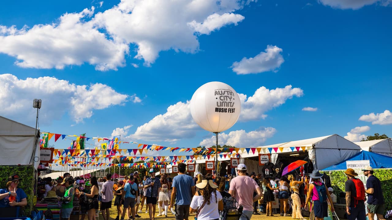 <a href="https://maps.app.goo.gl/tnvGefFhFzDGFiQn8" target="_blank">Zilker Park, en el corazón de Austin</a>, recibe a 
<b>miles de personas de todo el mundo</b>. Durante dos fines de semana, reúne a artistas reconocidos, 
<b>transformando a la ciudad en la “capital mundial de la música en vivo”</b> en octubre.