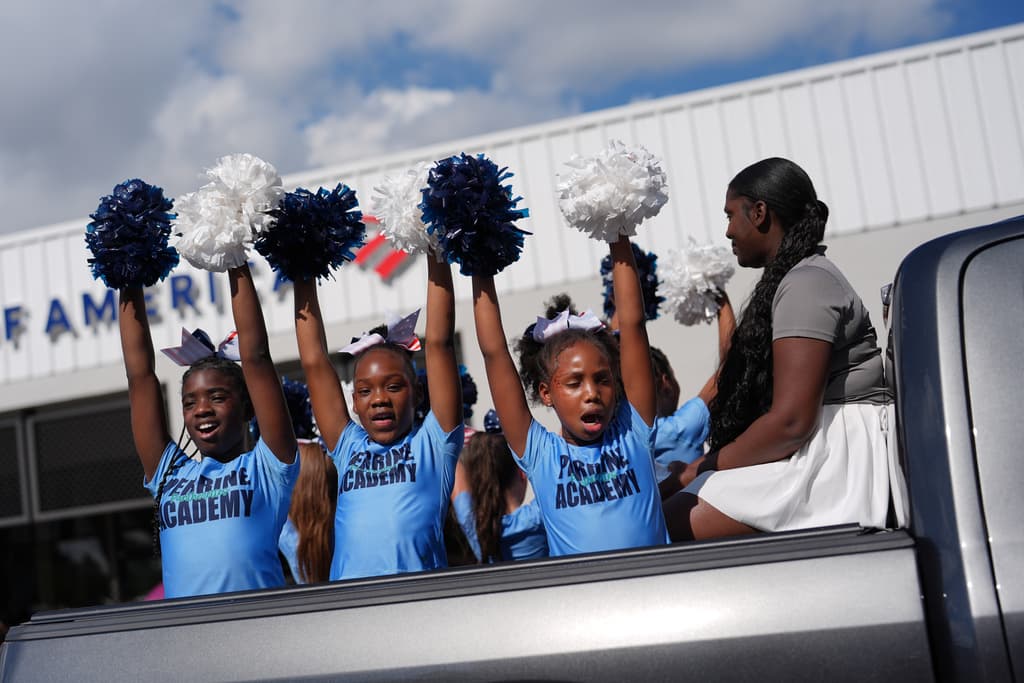 Cheerleaders de la Academia de Artes Dr. Henry E. Perrine en el Desfile de los Reyes Magos.