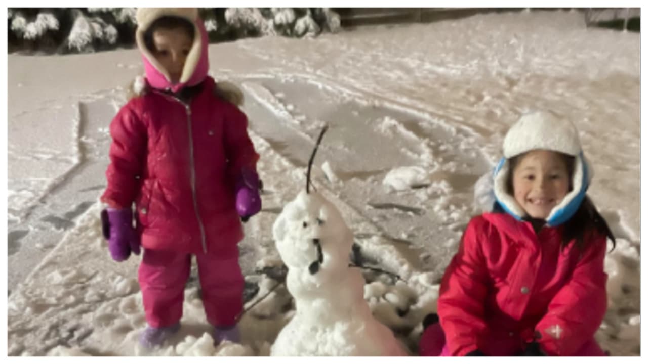 "Anoche no se pudieron aguantar para salir a hacer un muñeco de nieve Samantha y Alana". Autor: Freddy Castro.