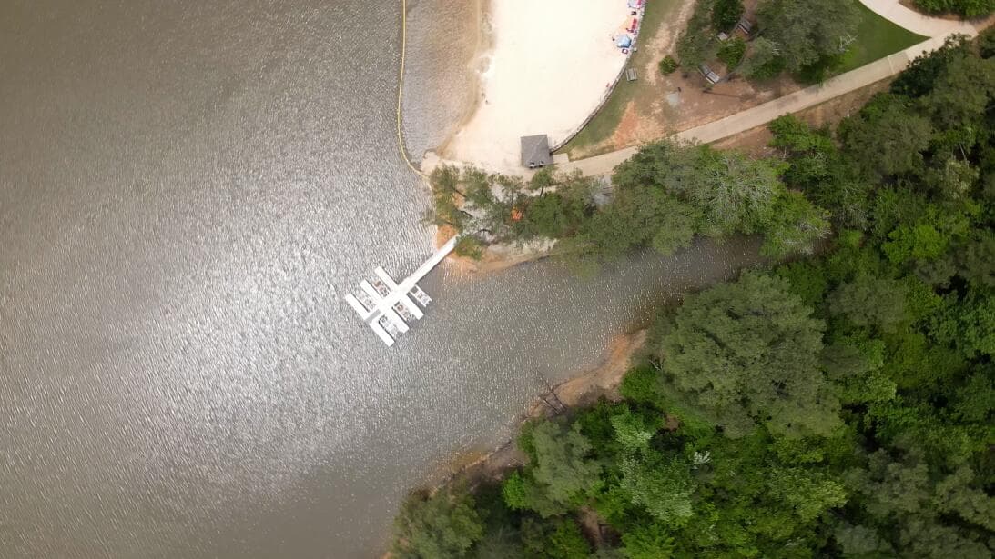 Ubicado a unas 65 millas al noreste de Atlanta, el Don Carter State Park es el único parque estatal en Lake Lanier y está instalado donde el río Chattahoochee se encuentra con el lago, lo que le permite ofrecer una amplia variedad de opciones para la diversión al aire libre.