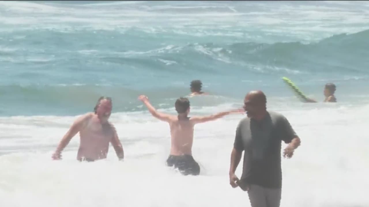 Olas peligrosas amenazan a bañistas en playas del sur de California: autoridades dan recomendaciones