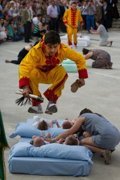También conocido como el Salto del Colacho simboliza la lucha contra el pecado original con el que nacen los pequeños.