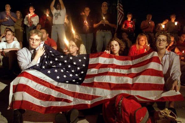 El 11 de septiembre Estados Unidos fue víctima de horrendos ataques terroristas: Al Qaeda secuestró e impactó cuatro aviones contra varios objetivos y que causaron la muerte y destrucción, siendo el episodio que precedería a la guerra de Afganistán y a la adopción por el Gobierno estadounidense y sus aliados de la política denominada de Guerra contra el terrorismo. Los atentados fueron cometidos por diecinueve miembros de la red yihadista Al-Qaida,1 divididos en cuatro grupos de secuestradores, cada uno de ellos con un terrorista piloto que se encargaría de pilotar el avión una vez ya reducida la tripulación de la cabina. Los aviones de los vuelos 11 de American Airlines y 175 de United Airlines fueron los primeros en ser secuestrados, siendo ambos estrellados contra las dos torres gemelas del World Trade Center, el primero contra la torre Norte y el segundo poco después contra la Sur, provocando que ambos rascacielos se derrumbaran en las dos horas siguientes.2 3 El tercer avión secuestrado pertenecía al vuelo 77 de American Airlines y fue empleado para ser impactado contra una de las fachadas del Pentágono, en Virginia. El cuarto avión, perteneciente al vuelo 93 de United Airlines, no alcanzó ningún objetivo al resultar estrellado en campo abierto, cerca de Shanksville, en Pensilvania, tras perder el control en cabina como consecuencia del enfrentamiento de los pasajeros y tripulantes con el comando terrorista.