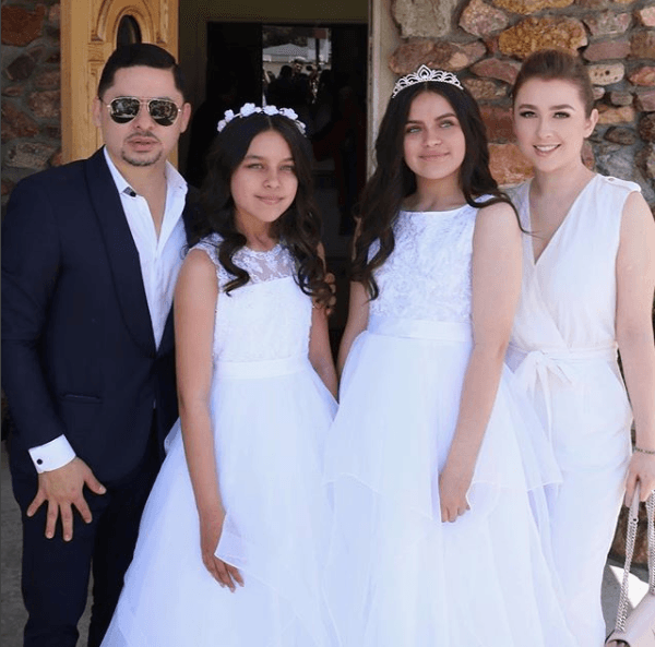 Larry Hernández compartió en su cuenta de Instagram que el pasado fin de semana fue padrino de la primera comunión de sus sobrinas Destiny y Jamilet. El cantante aparece junto a su prometida Kenia.
