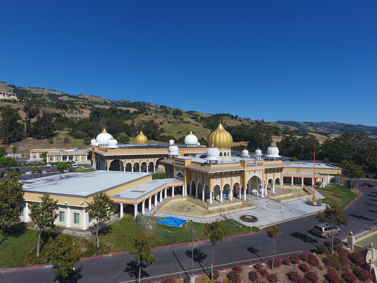 En su orden, las banderas de California, Estados Unidos y la ciudad de San José ondean en el estadio.
