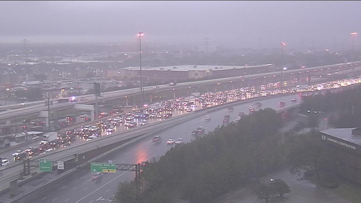 Los carrilles de varias vías fueron cerrados por acumulación de agua lluvia lo que causo congestión y caos en el tráfico. Hubo advertencia de niebla densa en las primeras horas de la mañana.