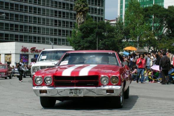 Casi dos mil vehículos clásicos desfilaron por las calles de la Ciudad de México para romper el Récord Guinness de más autos de este tipo en movimiento. Transitaron mil 721 autos, lo que superó la marca de Holanda, cuyo récord era de 948 vehículos. De acuerdo con las autoridades, el paso de estos autos clásicos fue visto por 250 mil asistentes. Circularon autos Datsun 1300, Jaguares, MG 59, Chevrolet apache, Alfa Romeo, Mercury, Porche, entre otros, que atrajeron la atención de capitalinos y visitantes. El paso de los vehículos fue interrumpido por el calentamiento de algunos que se quedaron en el camino y provocaron “cuellos de botella”; sin embargo, los organizadores confiaron en que los vehículos llegarían a la meta.