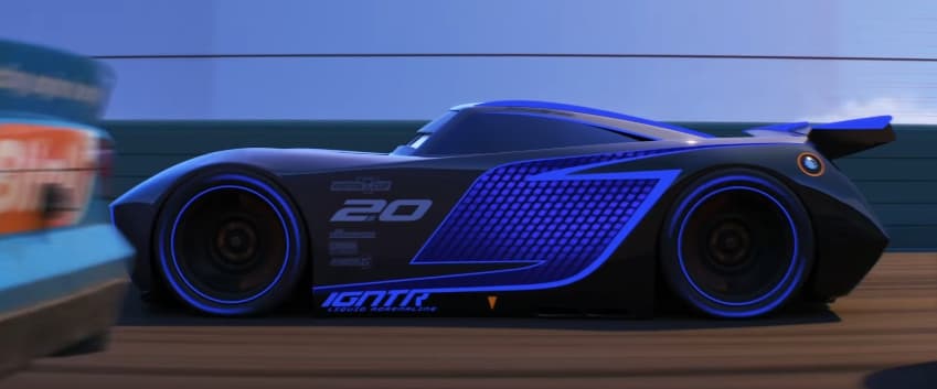 Debajo de la mirada seria y desafiante de Jackson Storm está su motor: un 
<b>V8 de 850 caballos de fuerza</b>, que lo llevan de 0 a 60 millas por hora en 3.6 segundos, para alcanzar una velocidad tope de 
<b>214 millas por hora</b>.