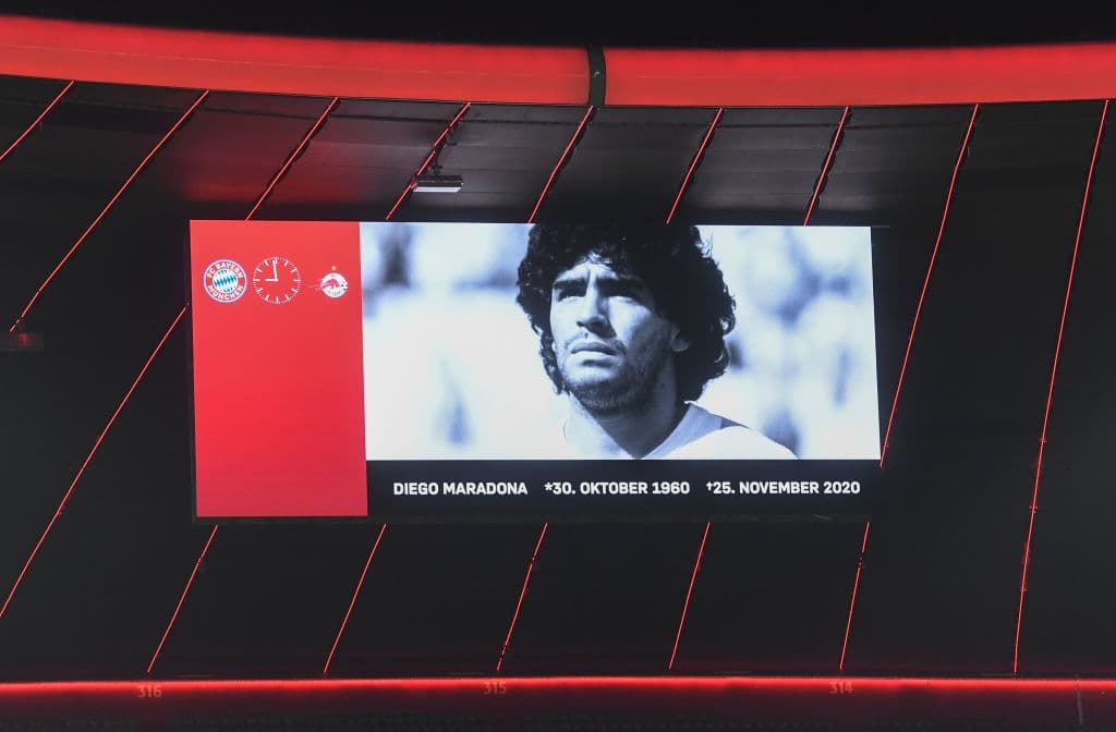 Las pantallas del Allianz Arena mostrron una imagen de la la leyenda Diego Armando Maradona en forma de homaneja previo al partido de Champions entre el Bayern Múnich y el RB Salzburg.