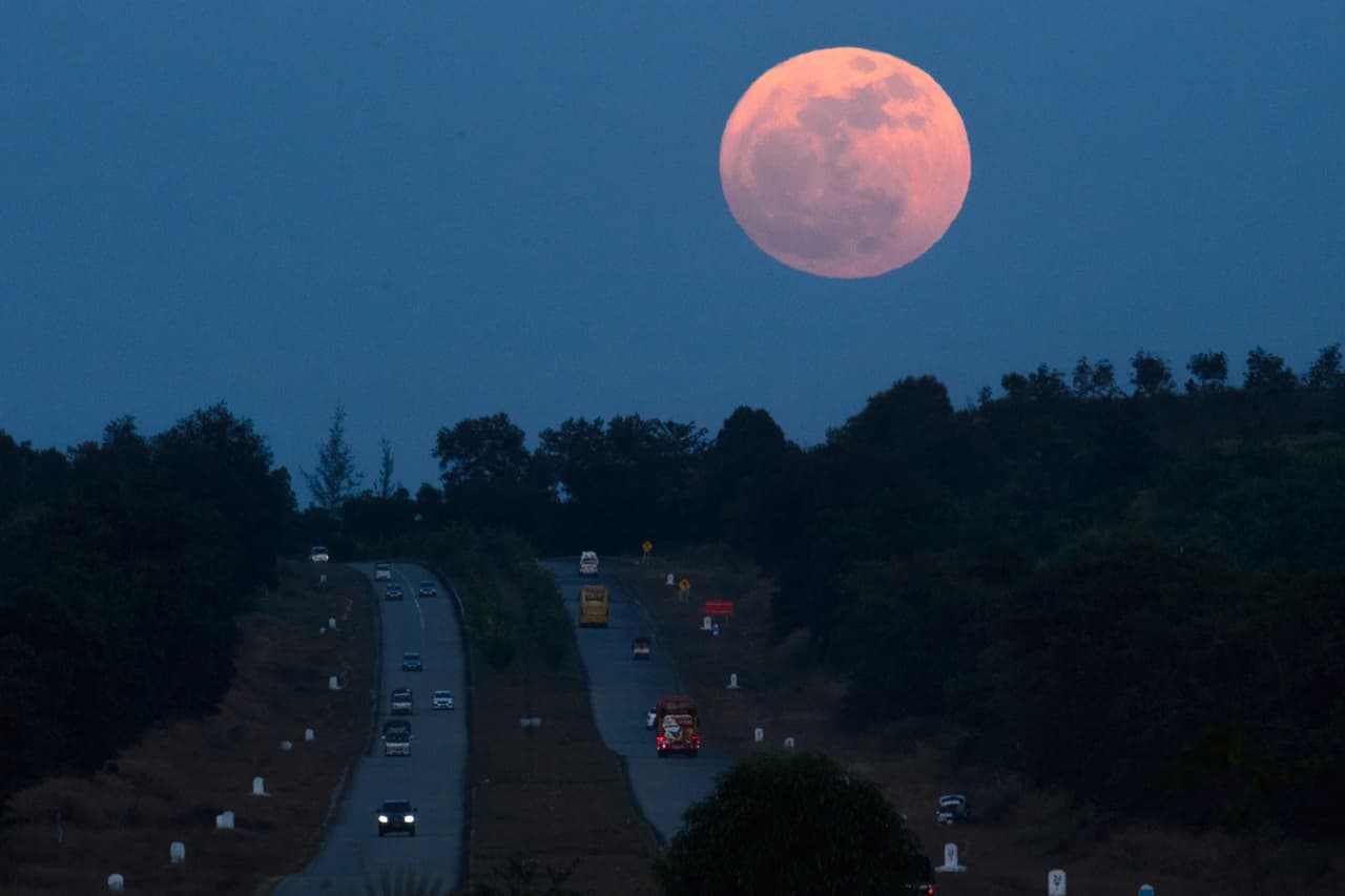 Una luna roja gigante se vio sobre una carretera de Yangon, Myanmar.
