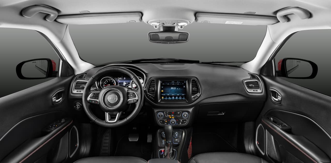 El tablero de instrumentos y controles de la nueva Jeep Compass luce intuitivo y ergonómico pero no conoceremos su funcionalidad hasta no probar una de ellas.