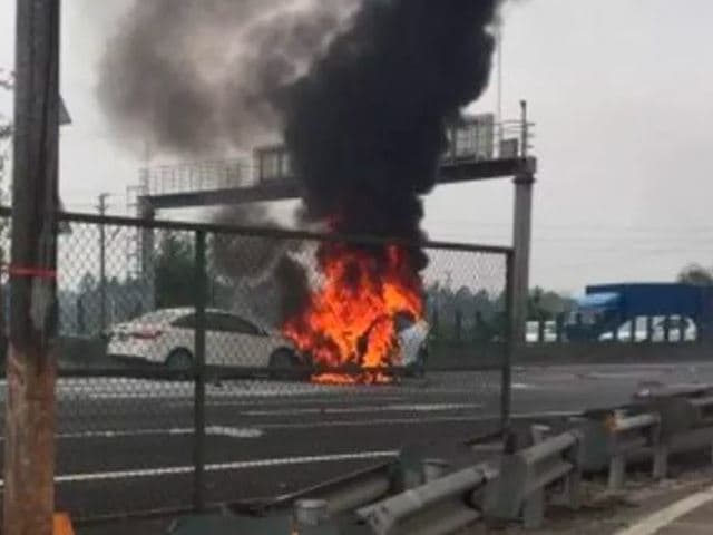 El Ford Focus chocó de frente al Tesla, que había quedado detenido en sentido contrario al tráfico de la carretera.