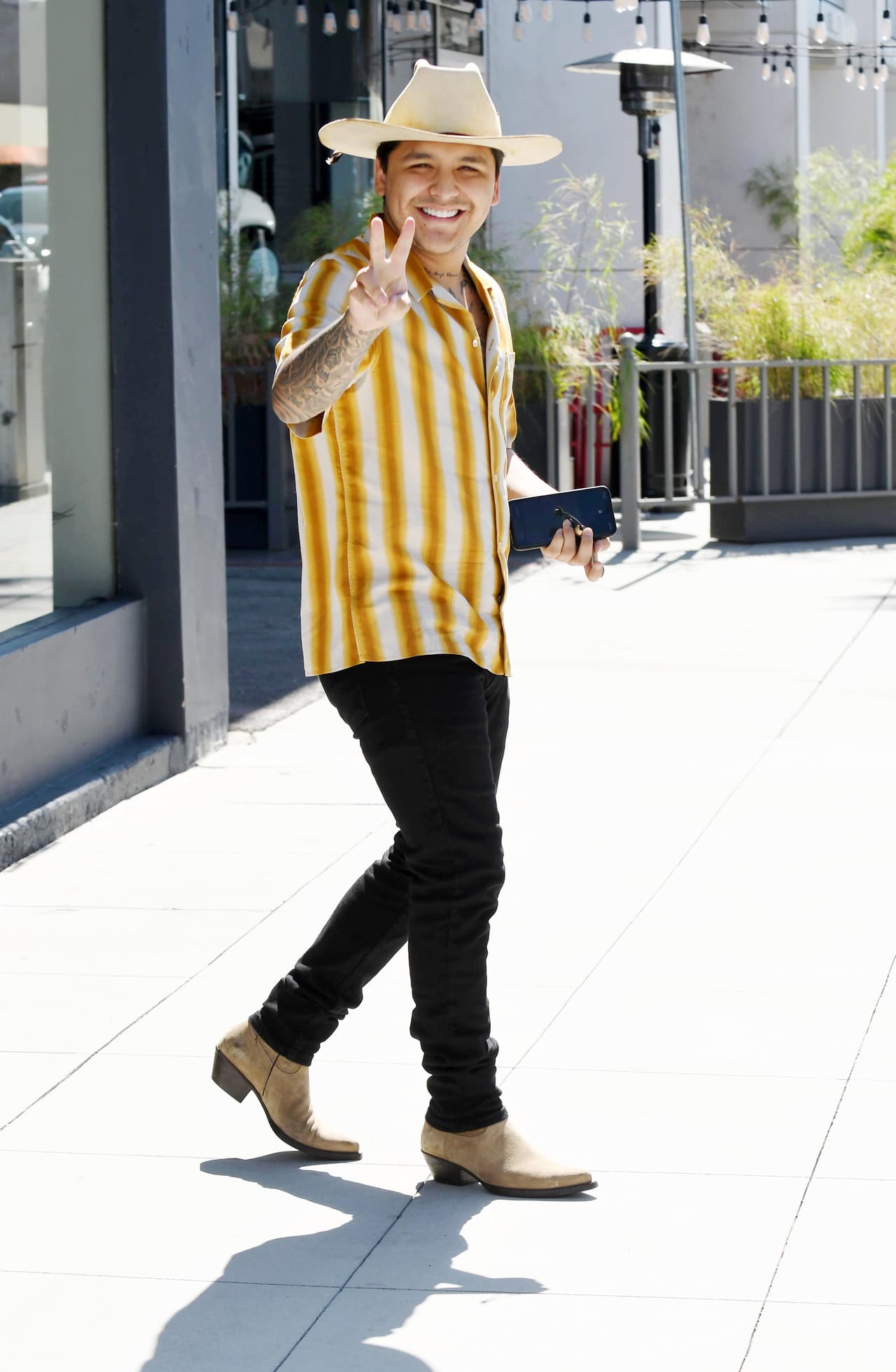 Fue en 2019 que Christian Nodal comenzó a demostrar su amor por los tatuajes y fue captado con algunos diseños en el pecho y el brazo.