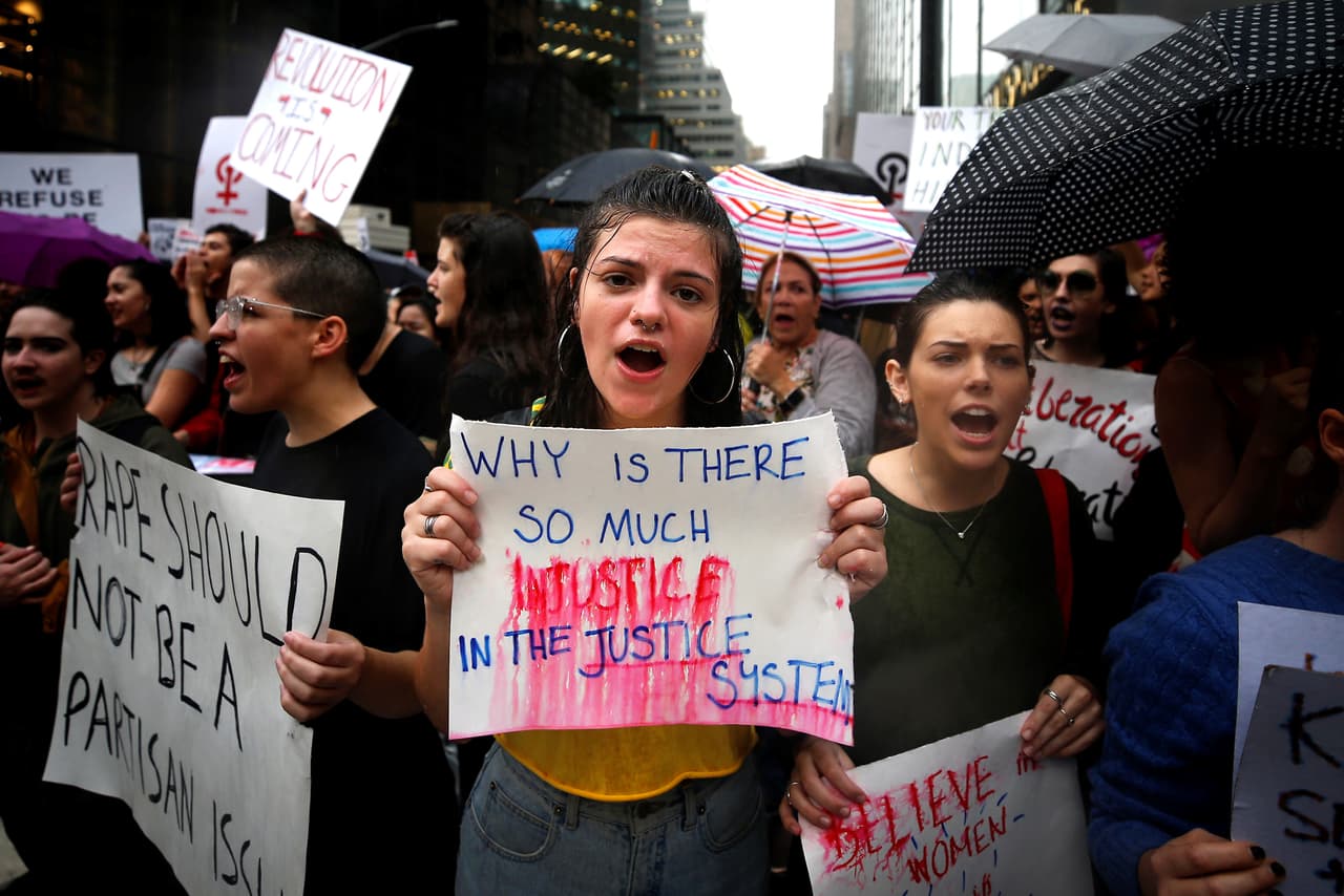 “Por qué hay tanta injusticia en el sistema de justicia”, dice este mensaje visto en la protesta contra Kavanaugh frente la la Torre Trump en Nueva York.