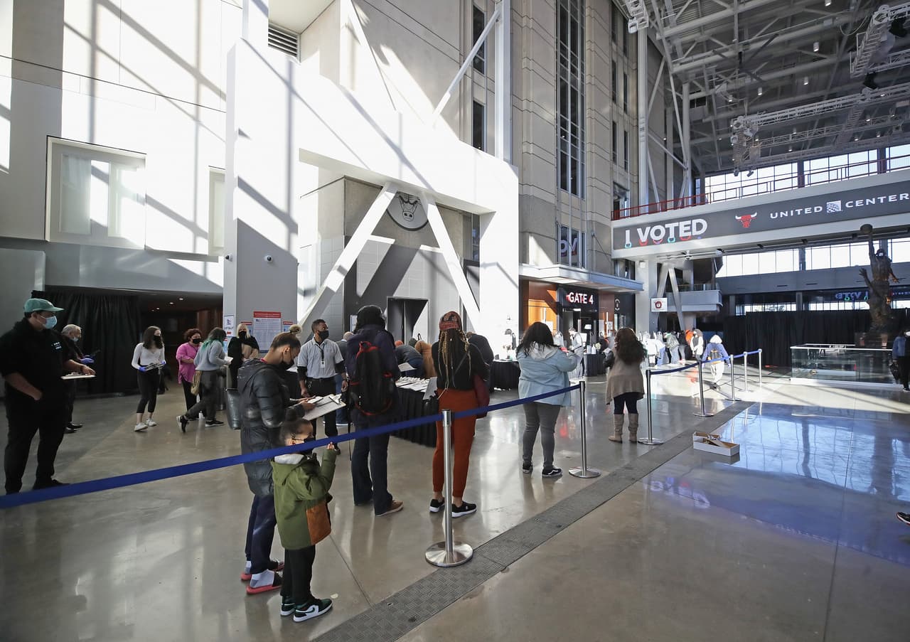 El United Center, hogar de los Chicago Blackhawks y los Chicago Bulls, es el estadio más grande de los Estados Unidos.