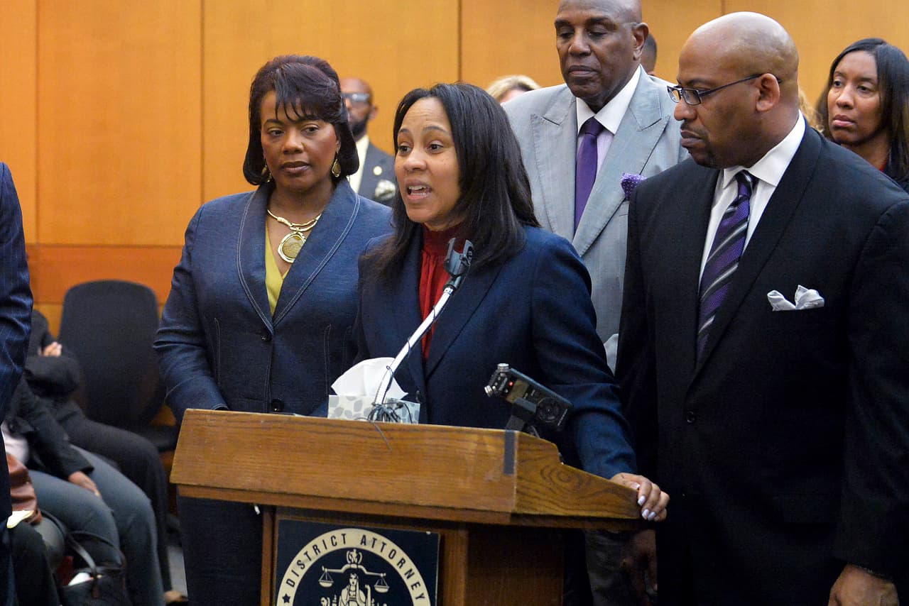 Willis (centro) se ha ganado fama de ser una persona de convicciones liberales pero dura contra el crimen. (Kent D. Johnson/Atlanta Journal-Constitution via AP, Pool)