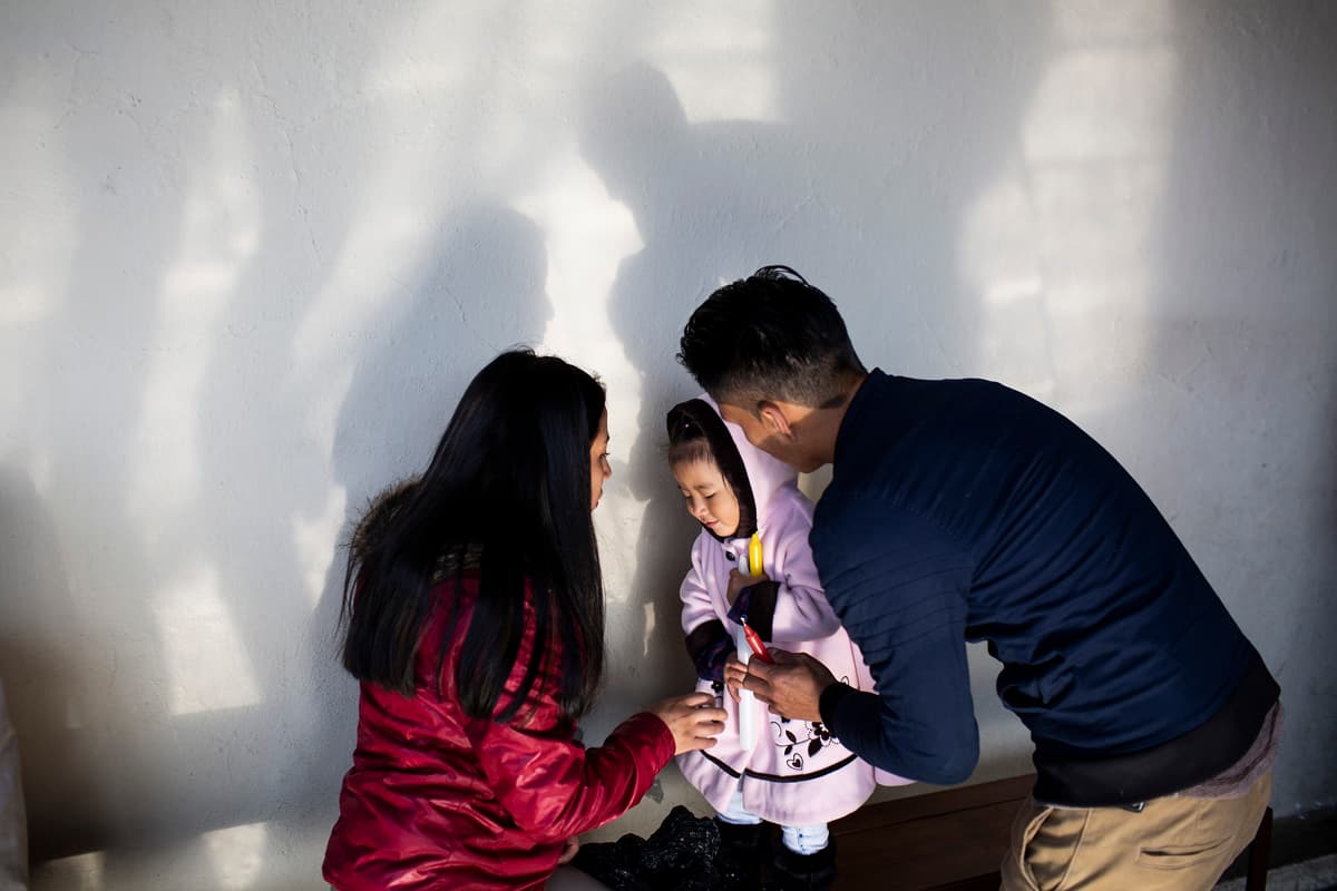 Los colores de las velas delatan los anhelos que tienen los feligreses. Las rojas piden amor y las amarillas, trabajo.