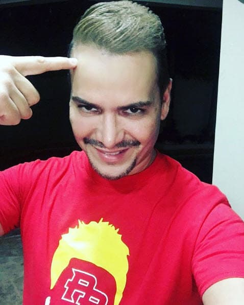 El salsero Víctor Manuelle también ha sido parte de la moda, así lucía en 2017.