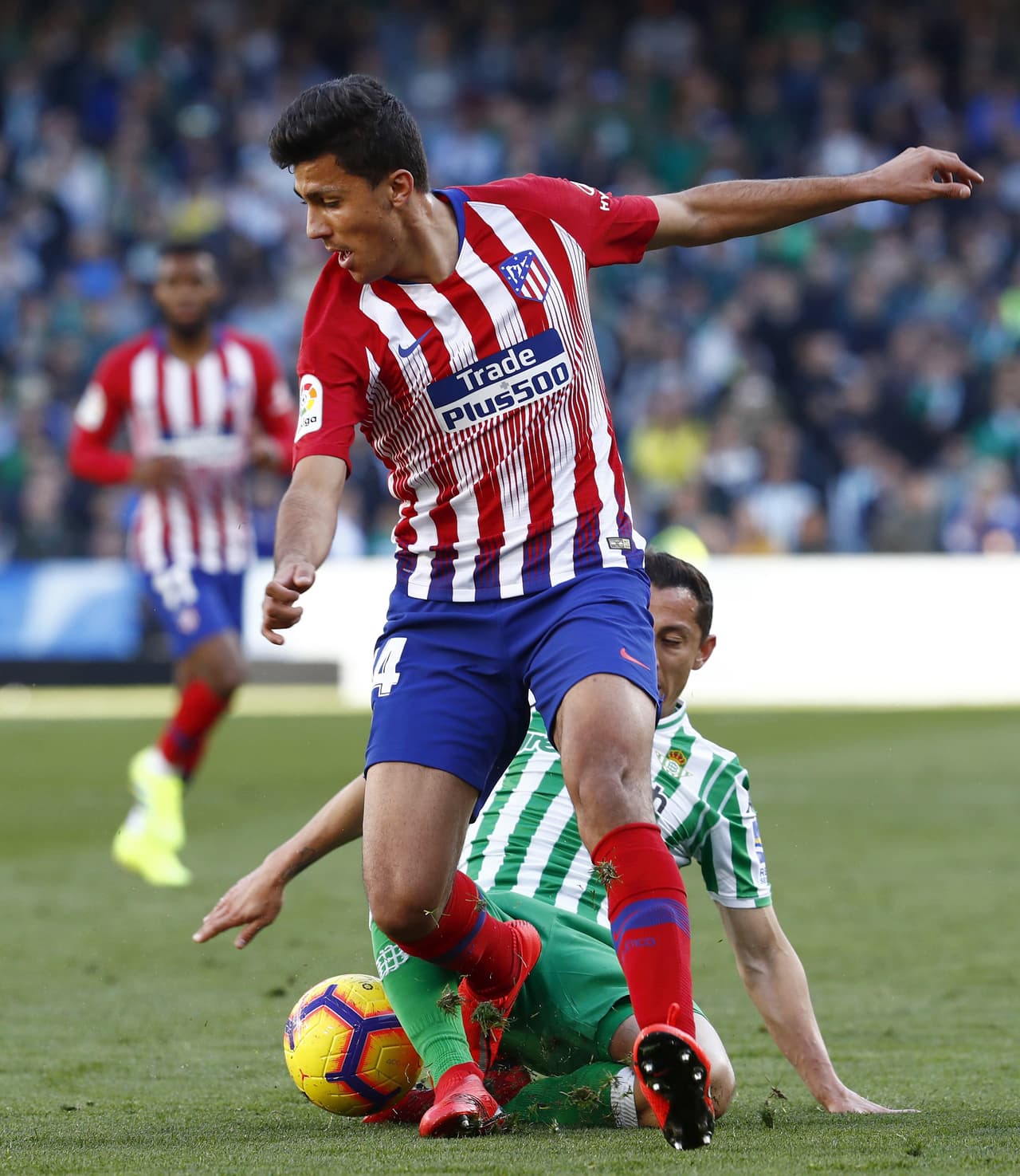 Andrés Guardado fue clave para controlar el ímpetu de un Atlético de Madrid que no logró la igualdad y ahora queda a 6 puntos de Barcelona, que empató con Valencia.