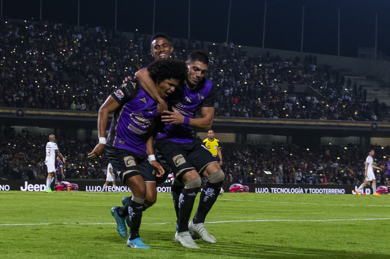 Dani Alves debutó como titular con Pumas en un pletórico estadio Olímpico Universitario en el que apenas pudieron rescatar el empate ante un aguerrido Mazatlán FC gracias a la asistencia del histórico brasileño sobre el final del partido.