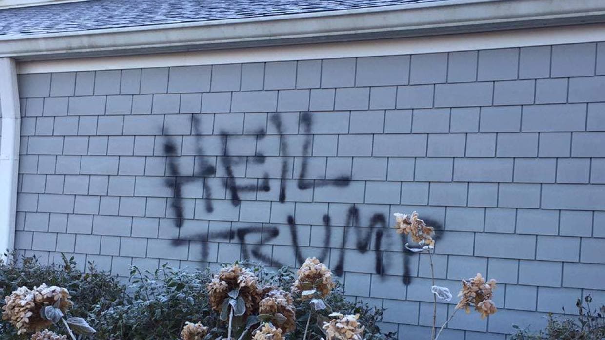Grafitti de esvásticas, las palabras "Heil Trump" e insultos homófobos aparecieron en la iglesia episcopal de St. David en Bean Blossom, en el estado de Indiana, el domingo 13 de noviembre. El reverendo Kelsey Hutto, sin embargo, ha decidido mantener los grafittis. Según el religioso, su parroquia se convirtió en un objetivo por ser un lugar de culto inclusivo. "Hubo conversaciones sobre tratar de cubrirlo todo, pero al final, decidimos que estamos orgullosos", dijo Hutto a 
<a href="https://www.washingtonpost.com/news/acts-of-faith/wp/2016/11/15/this-indiana-church-was-defaced-with-heil-trump-graffiti-and-is-keeping-it/">The Washington Post</a>.