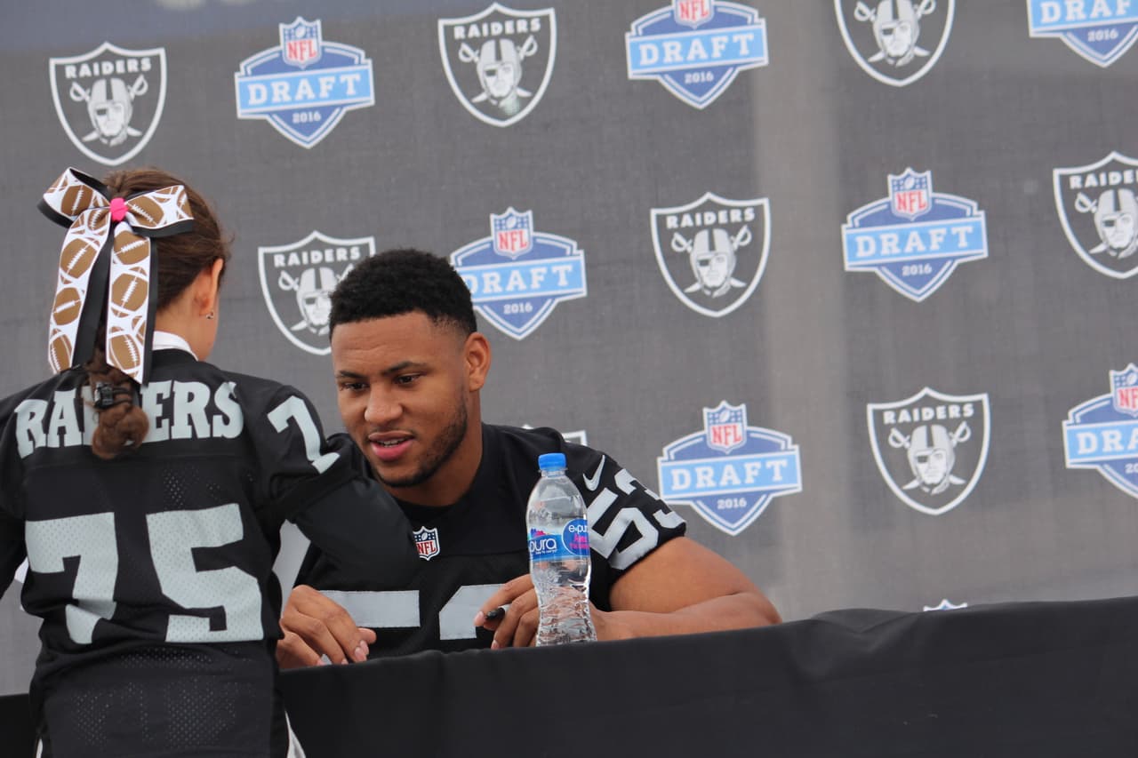 Te invitamos a disfrutar de las mejores imágenes de la visita de los Raiders al 'Coloso de Santa Ursula' promocionando el juego del próximo 21 de noviembre ante los Houston Texans.