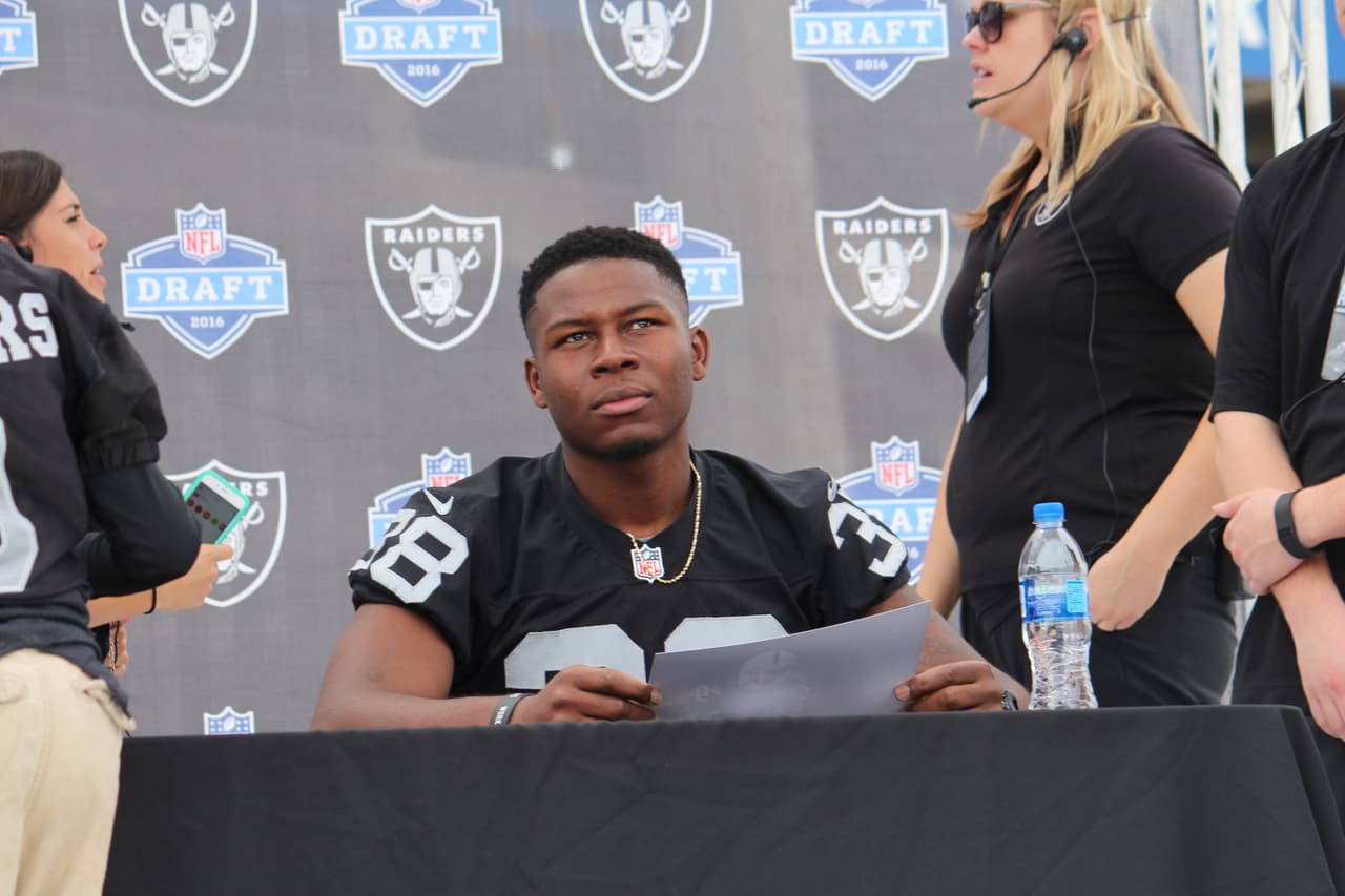 Te invitamos a disfrutar de las mejores imágenes de la visita de los Raiders al 'Coloso de Santa Ursula' promocionando el juego del próximo 21 de noviembre ante los Houston Texans.