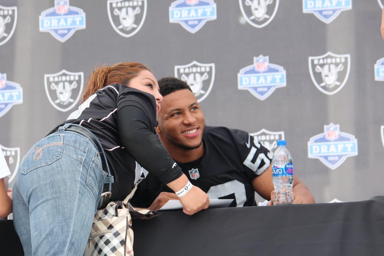 Te invitamos a disfrutar de las mejores imágenes de la visita de los Raiders al 'Coloso de Santa Ursula' promocionando el juego del próximo 21 de noviembre ante los Houston Texans.