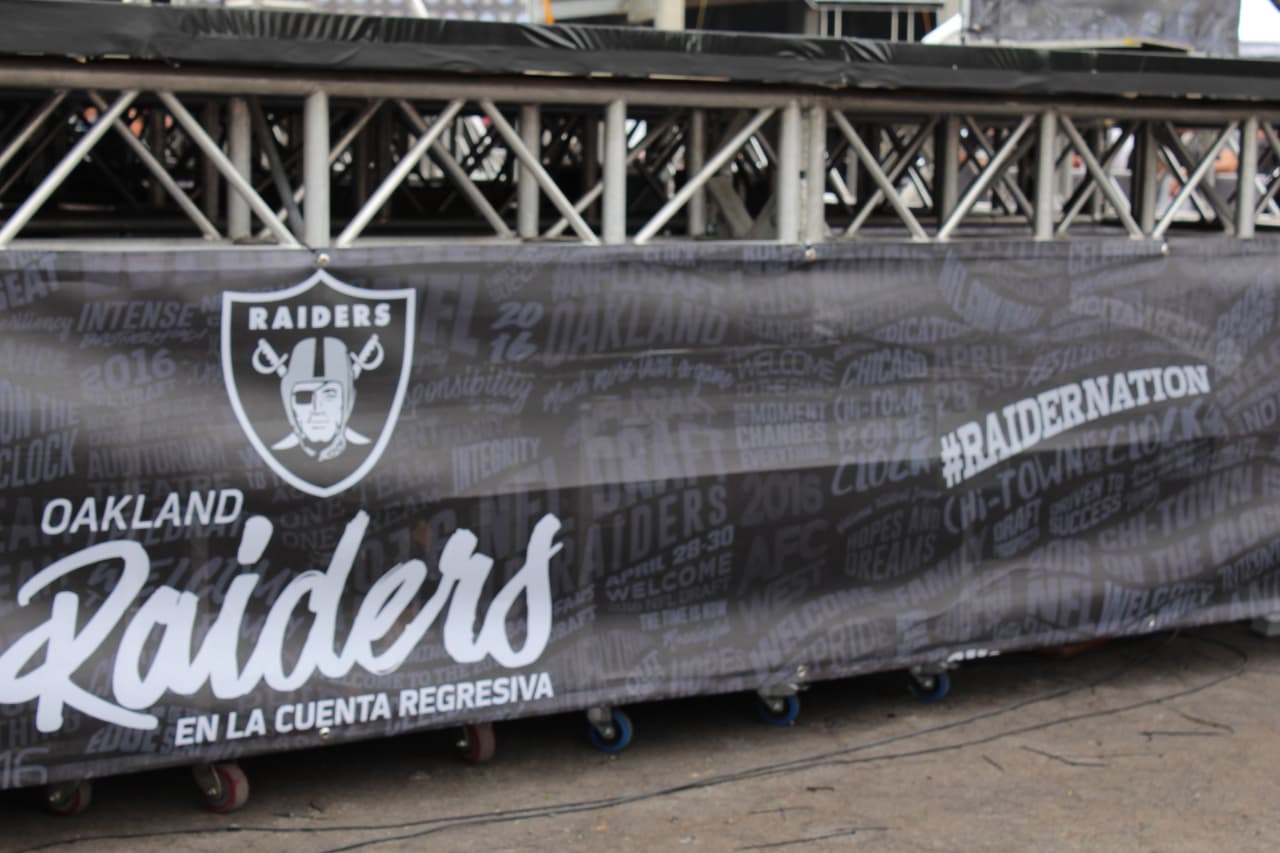 Te invitamos a disfrutar de las mejores imágenes de la visita de los Raiders al 'Coloso de Santa Ursula' promocionando el juego del próximo 21 de noviembre ante los Houston Texans.